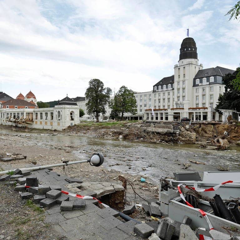 Von der Flut Mitte Juli verursachte Schäden am Flussufer in Bad Neuenahr. Im Hintergrund links das Kurhaus und rechts das Hotel am Kurpark mit seinem markantem Turm. 