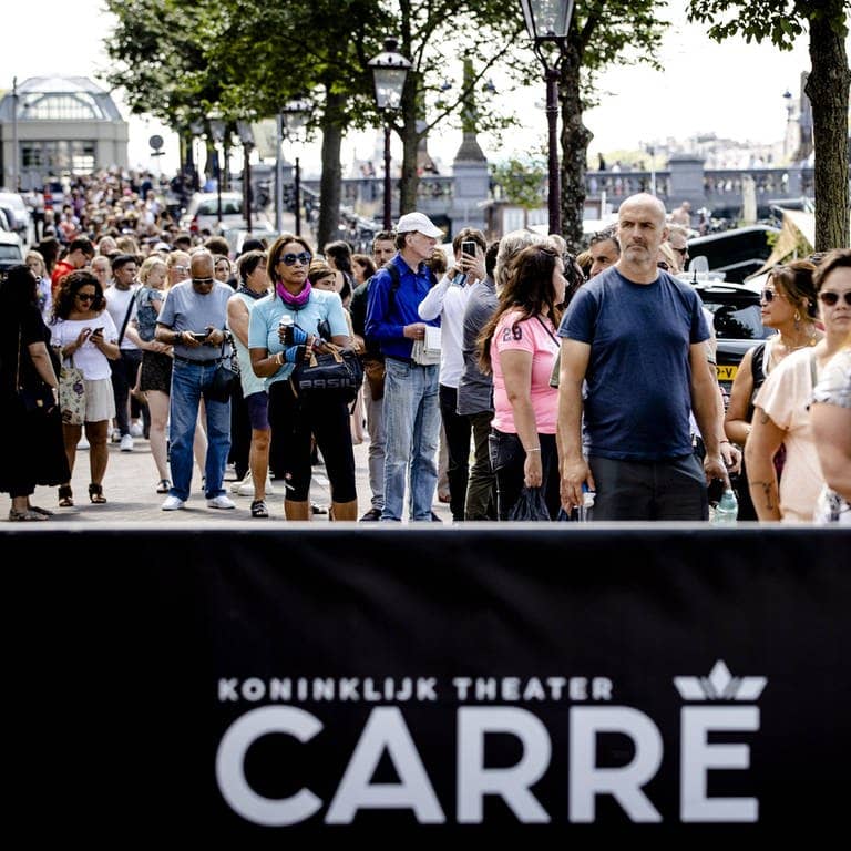 Menschen steht Schlange, um von dem ermordeten Reporter Peter R. de Vries im Royal Theatre Carre Abschied zu nehmen. 