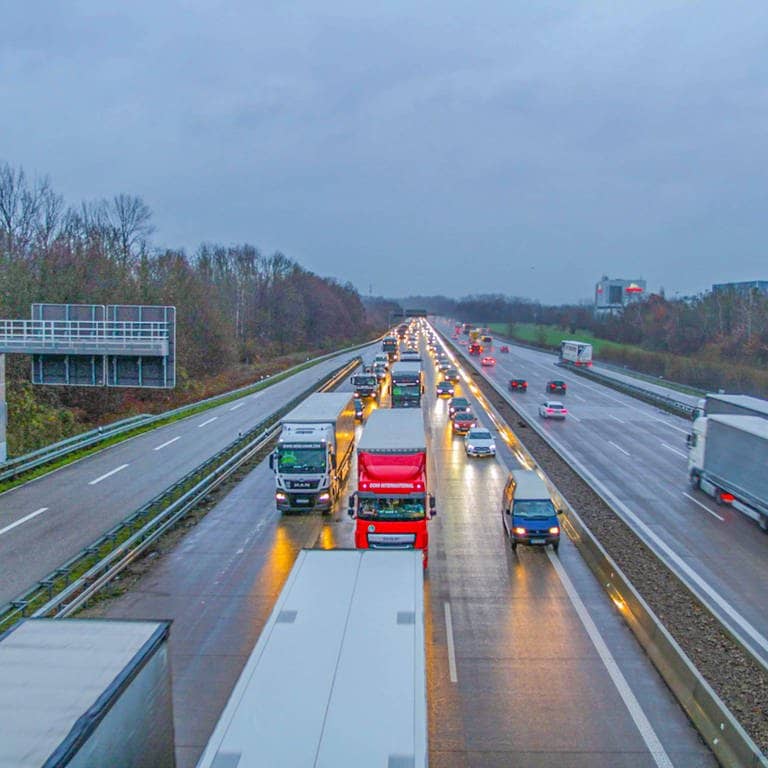 Die A8 bei Pforzheim: Der Verkehr rollt wieder an.