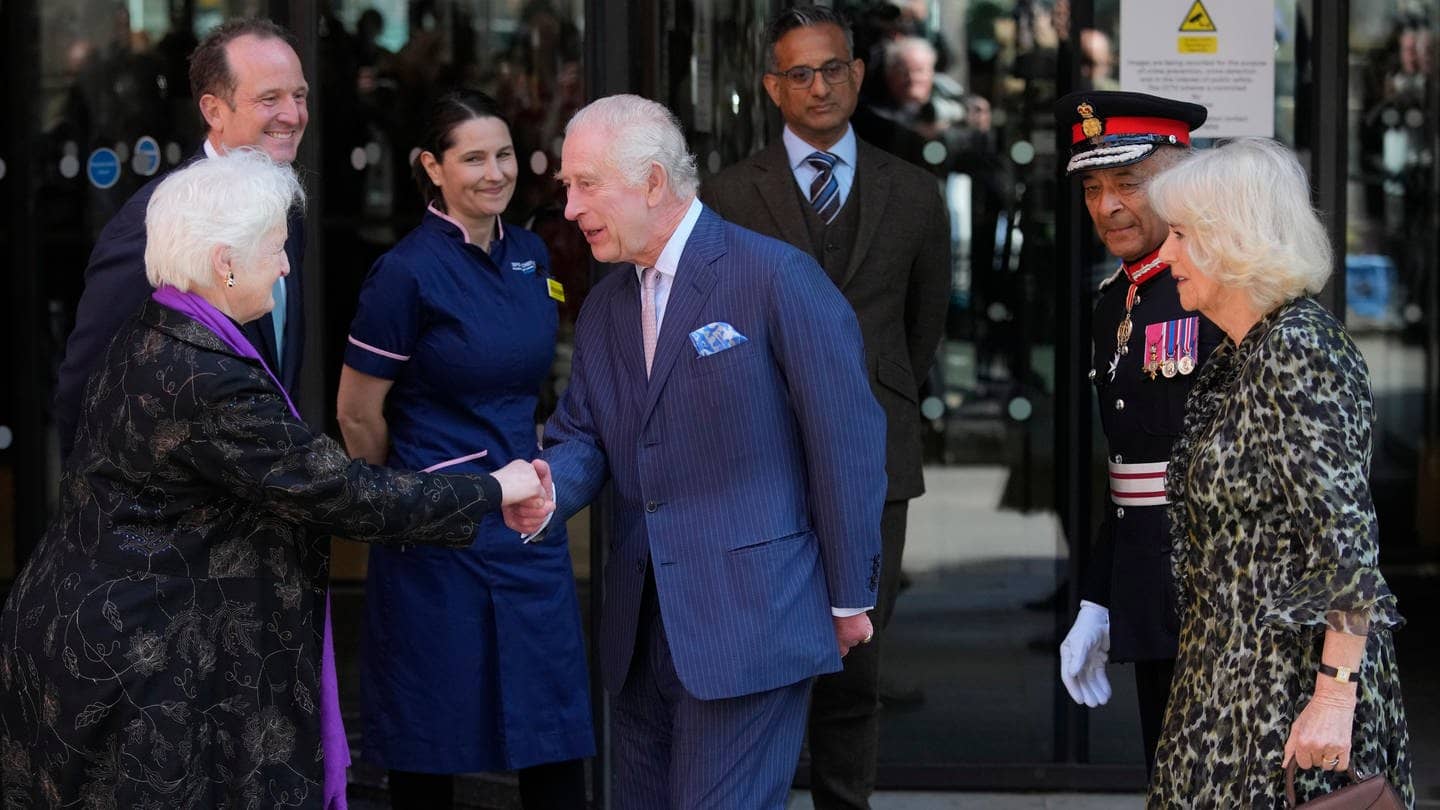 König Charles III.(M) und Königin Camilla (r) von Großbritannien werden bei ihrem Besuch im Macmillan Cancer Centre des University College Hospital begrüßt. 
