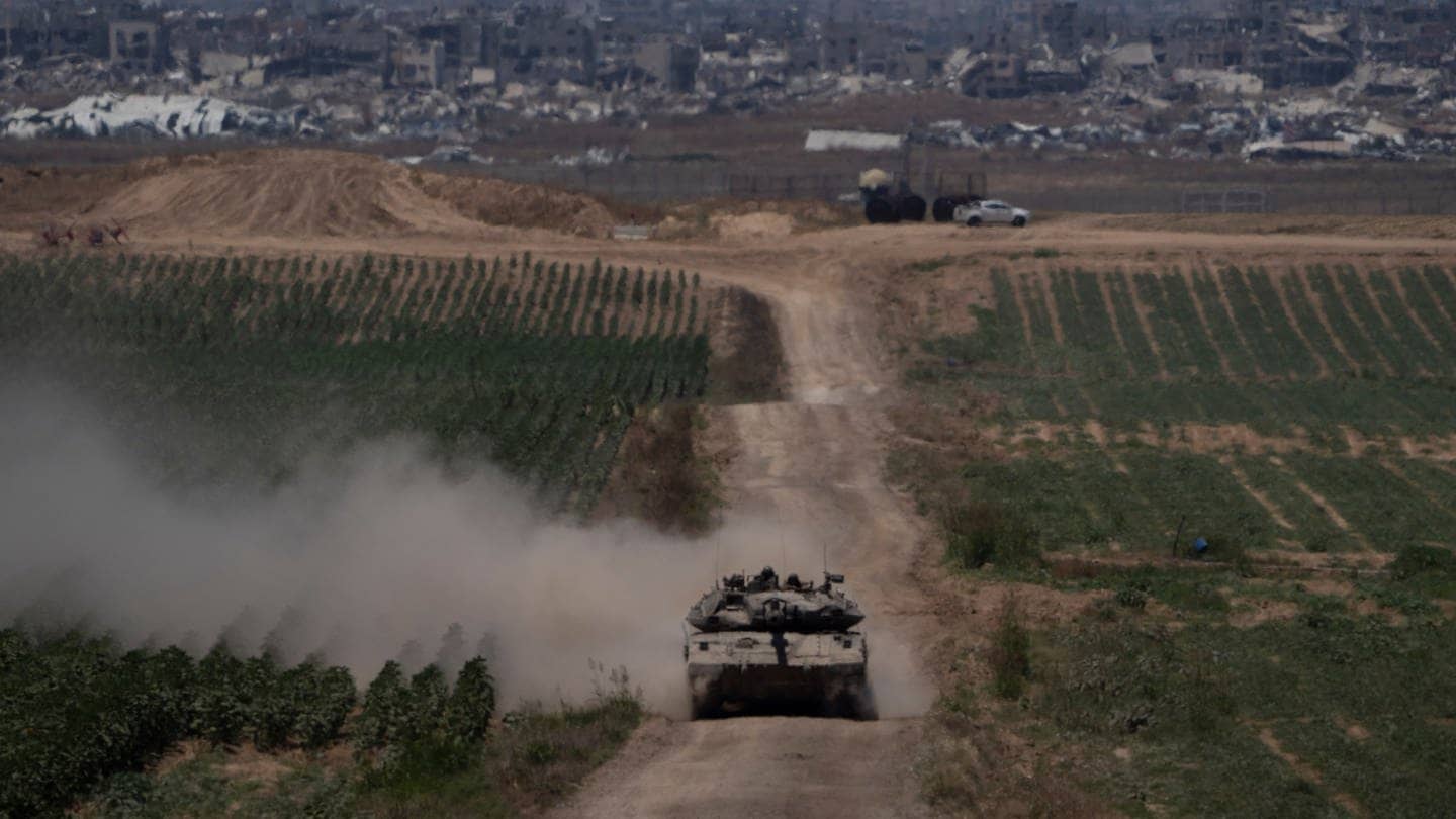 Israelische Soldaten bewegen sich in einem Panzer in der Nähe der Grenze zwischen Israel und Gaza, vom Süden Israels aus gesehen.