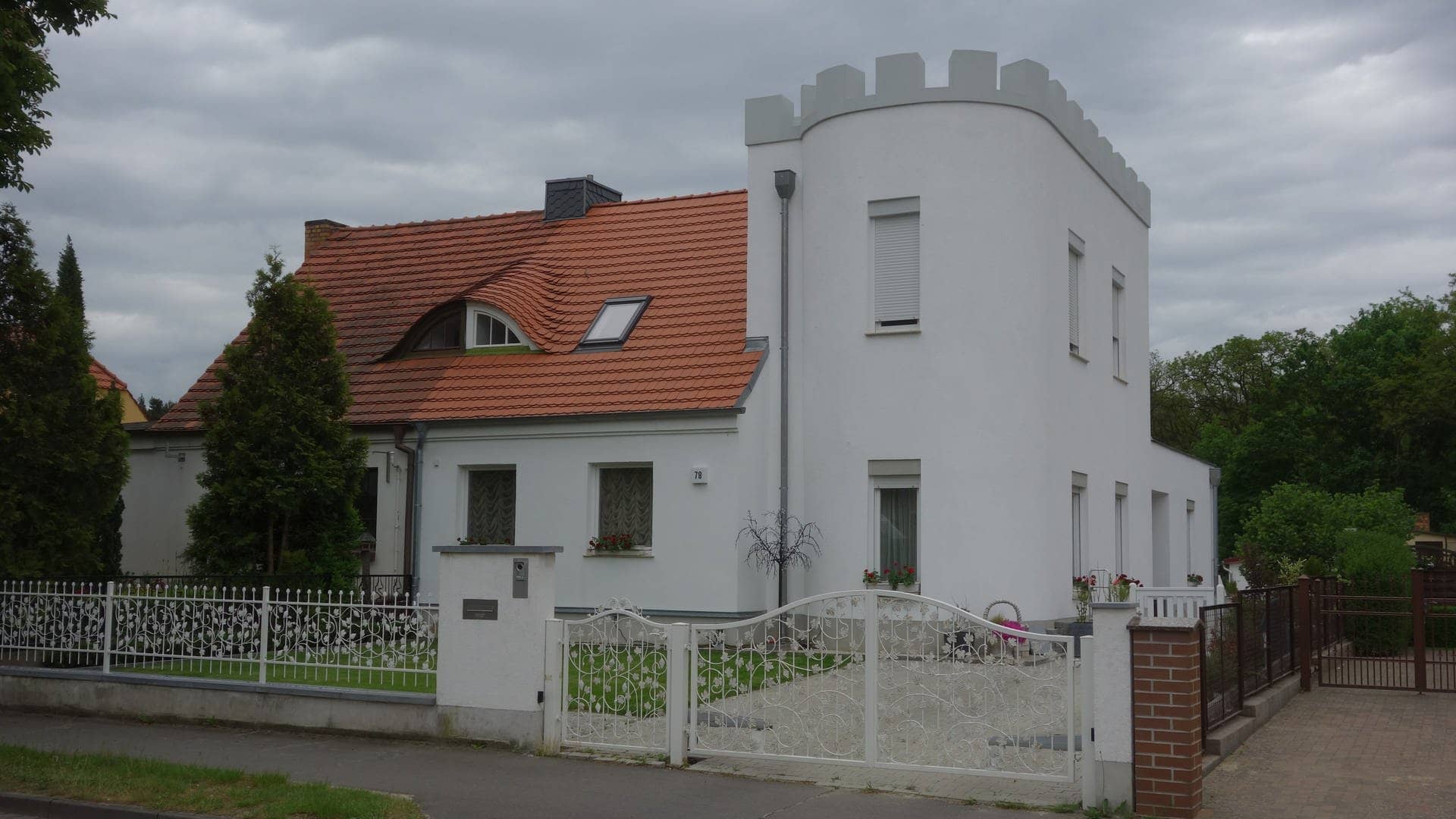 Ein Haus in Bad Saarow, das einer Burg ähnelt.