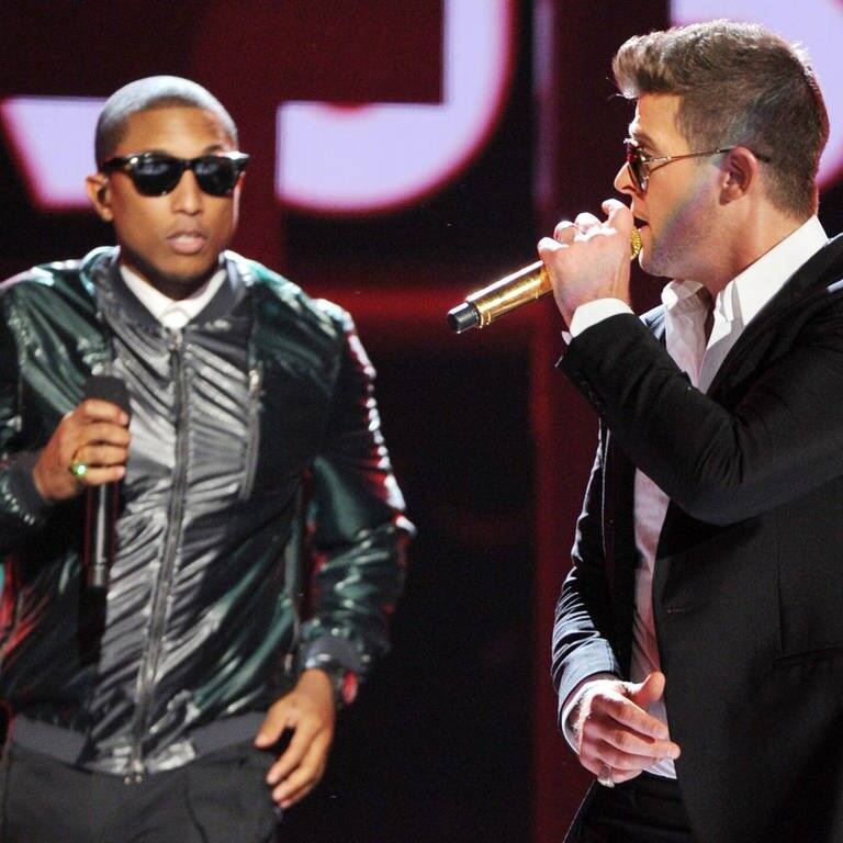 Robin Thicke und Pharrell Williams performen den Song „Blurred Lines“  2013 in Los Angeles