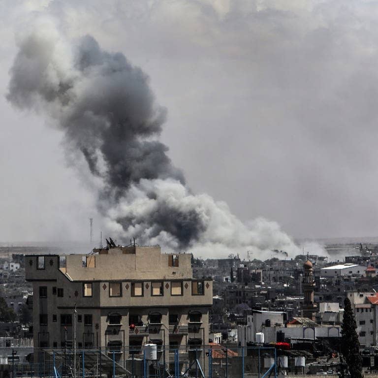 Nach einem israelischen Luftangriff auf den Osten der Stadt Rafah im südlichen Gazastreifen steigt Rauch auf.