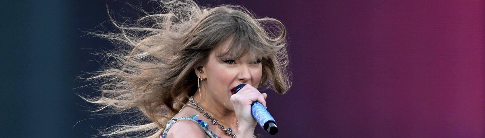 Für die Konzerte von Taylor Swift, die mit wehendem Haar in ein Mikrofon singt, wurden tickets geklaut.