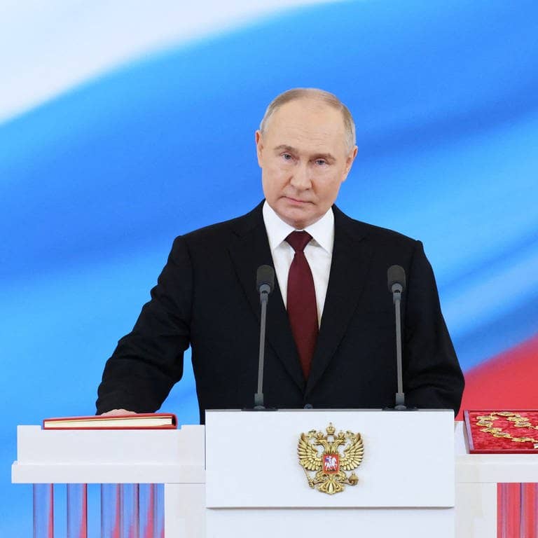 Russlands Präsident Wladimir Putin legt seine rechte Hand auf die Verfassung beim Amtseid zu seiner fünften Amtszeit