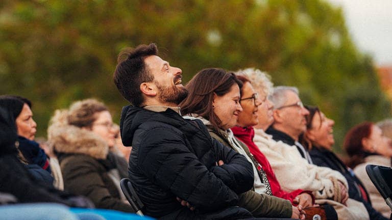 Ein Mann lacht bei der Show von Lisa Feller beim SWR3 Comedy Festival 2024.