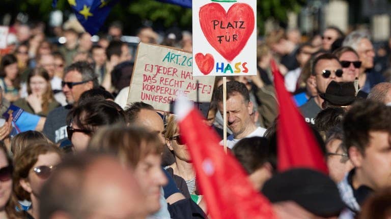 Nach dem Angriff auf den SPD-Europaabgeordneten Ecke findet vor dem Brandenburger Tor eine Solidaritätskundgebung statt