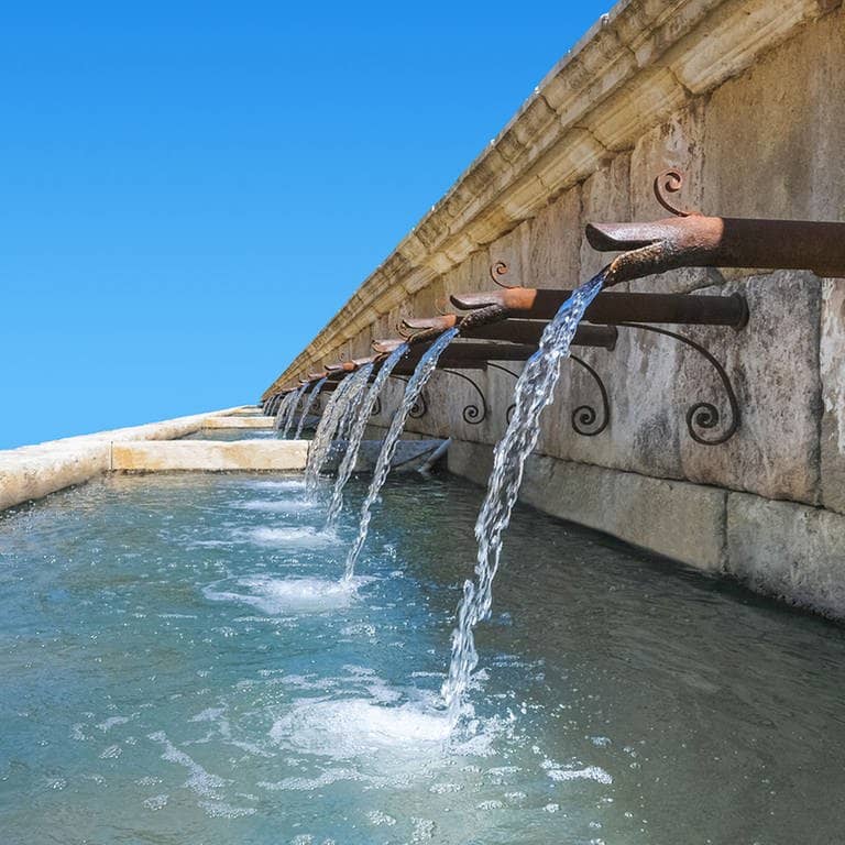 Grosser Brunnen mit Wasser 