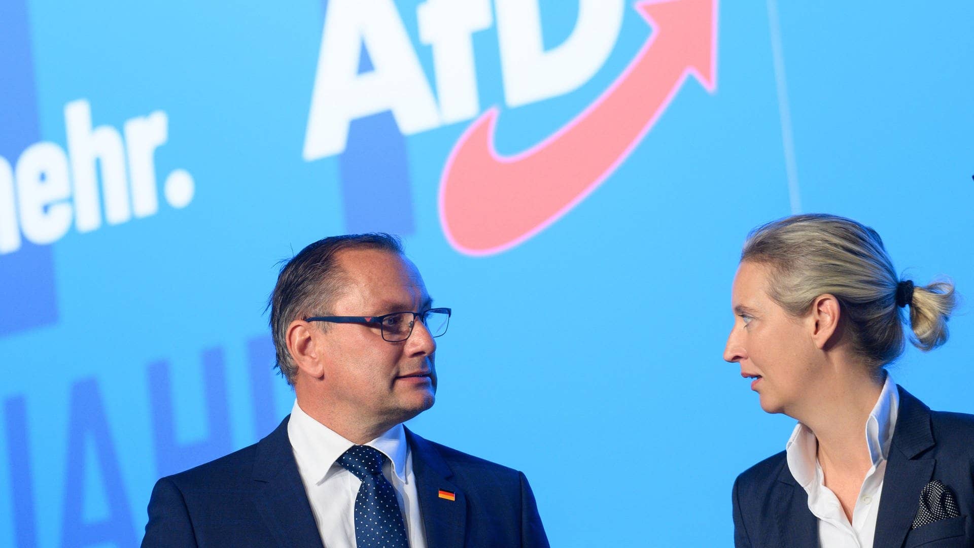 Tino Chrupalla (l.), AfD-Bundesvorsitzender und Vorsitzender der AfD-Bundestagsfraktion, und Alice Weidel, AfD-Bundesvorsitzende und Fraktionsvorsitzende der AfD-Bundestragsfraktion, vor einem AfD-Logo