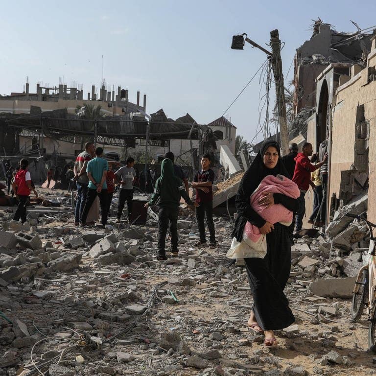 Palästinenser inspizieren in Rafah beschädigte Häuser, nachdem israelische Kampfflugzeuge ein Haus bombardiert hatten. (Foto: dpa Bildfunk, picture alliance/dpa | Abed Rahim Khatib)