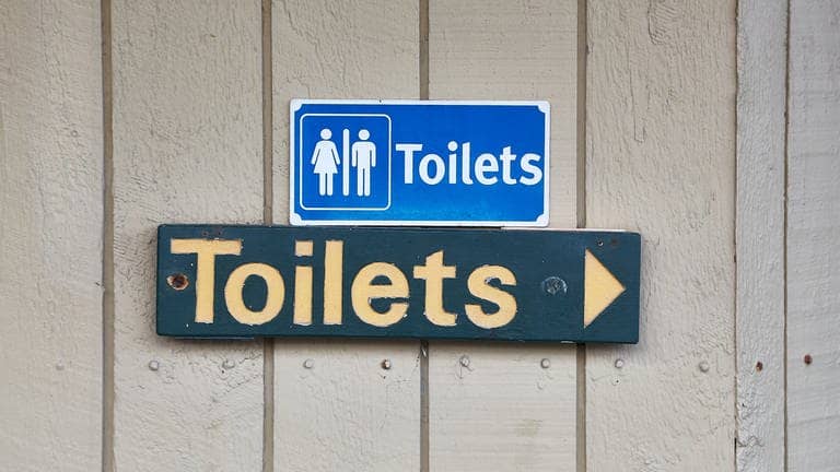 Ein Schild, das zu Toiletten weist