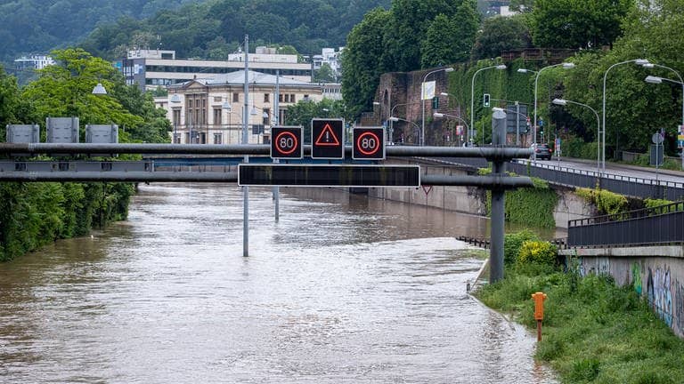 Die Autobahn A620 im Saarland steht unter Hochwasser. Es sind nur noch die Geschwindigkeitsschilder zu sehen.