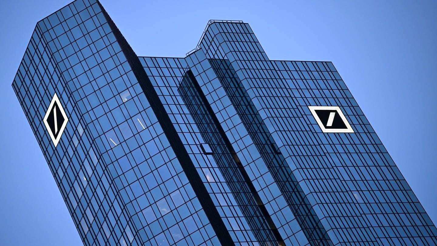 Das Logo der Deutschen Bank auf dem Wolkenkratzer der Unternehmenszentrale.