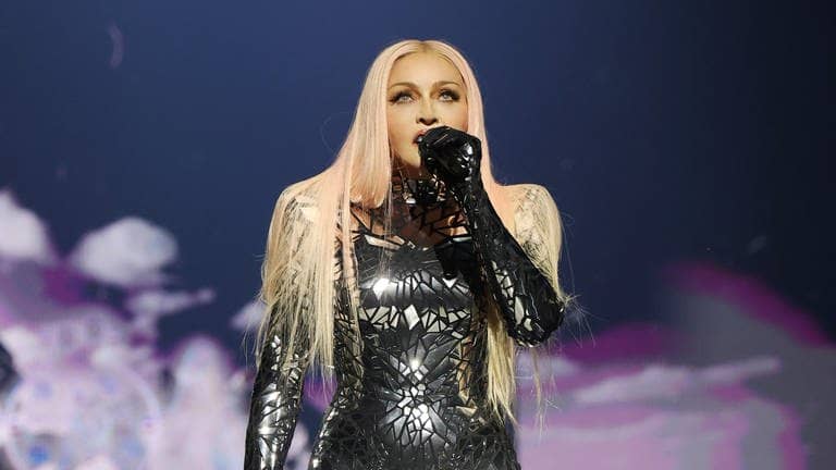 Madonna in einem glitzernden Outfit auf der Bühne der 02 Arena in London beim Auftakt ihrer Welttournee.