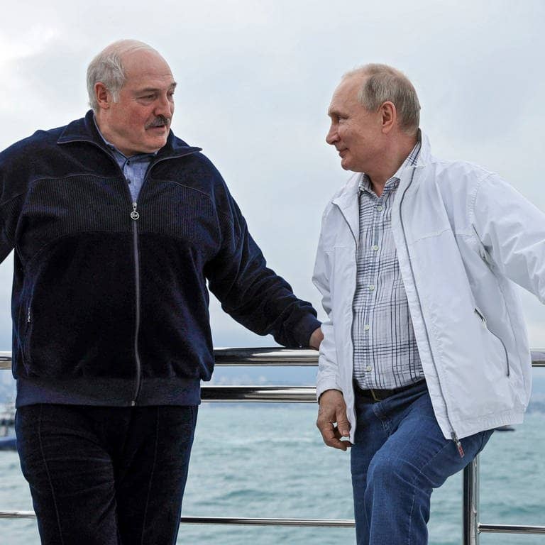 Wladimir Putin (r), Präsident von Russland, und Alexander Lukaschenko, Präsident von Belarus, stehen auf einem Boot und unterhalten sich miteinander während ihres Treffens in Sotschi am Schwarzen Meer.