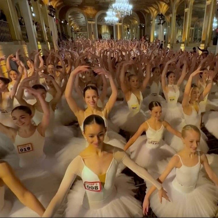 Dieses Videostandbild zeigt junge Tänzerinnen und Tänzer, die im Plaza Hotel auftreten, um den Weltrekord für Spitzentanz an einem Ort zu brechen.  (Foto: dpa Bildfunk, picture alliance/dpa/AP | Uncredited)