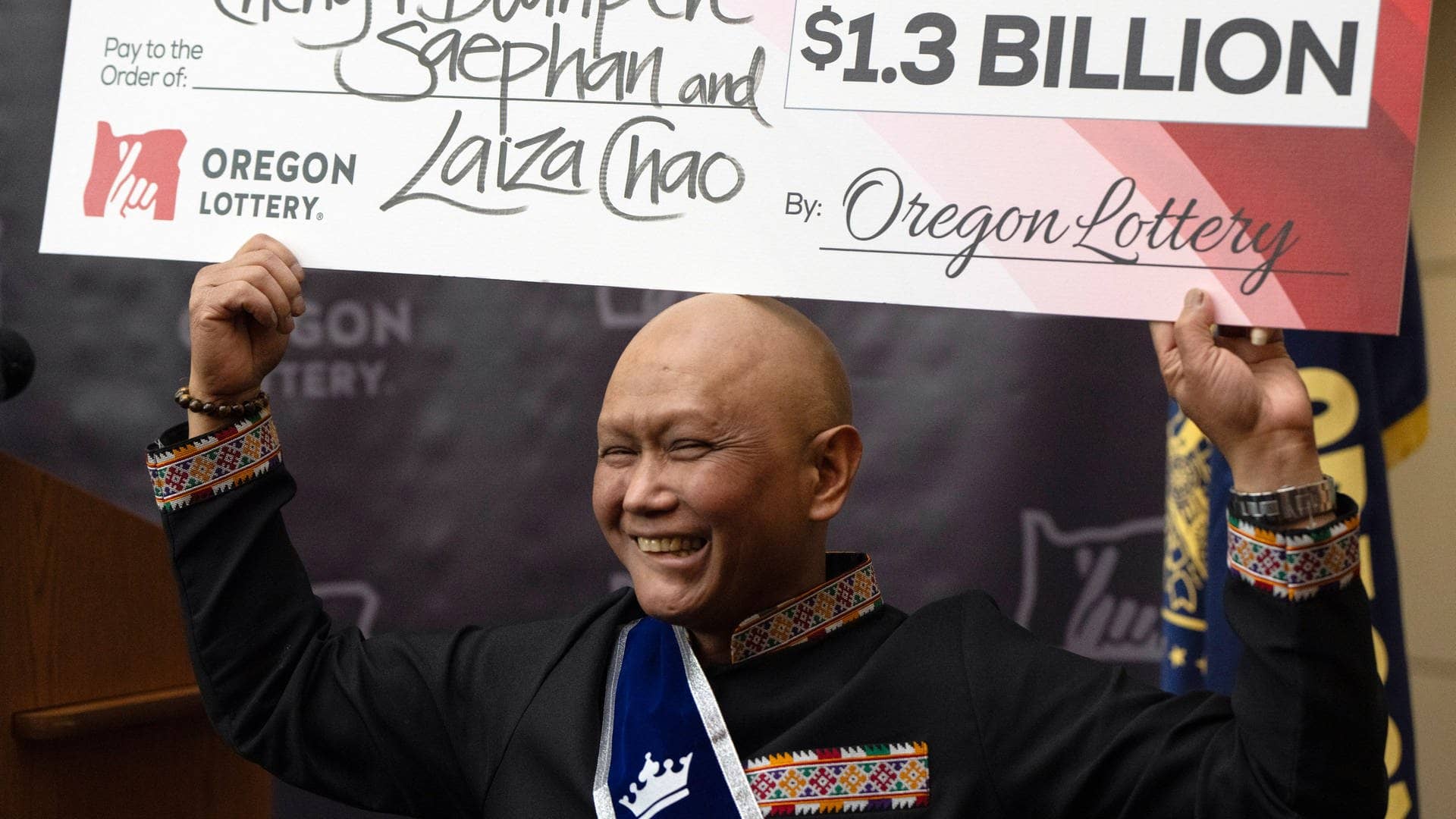 Lotto-Gewinner Cheng Saephan bei der Pressekonferenz zu seinem Milliarden-Gewinn