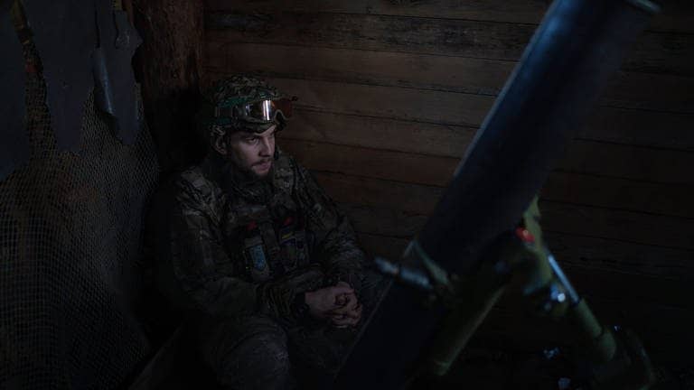 Bei Kreminna: Ein ukrainischer Soldat der Asow-Brigade wartet auf den Befehl seinen Mörser abzufeuern.  (Foto: dpa Bildfunk, picture alliance/dpa/AP | Alex Babenko)
