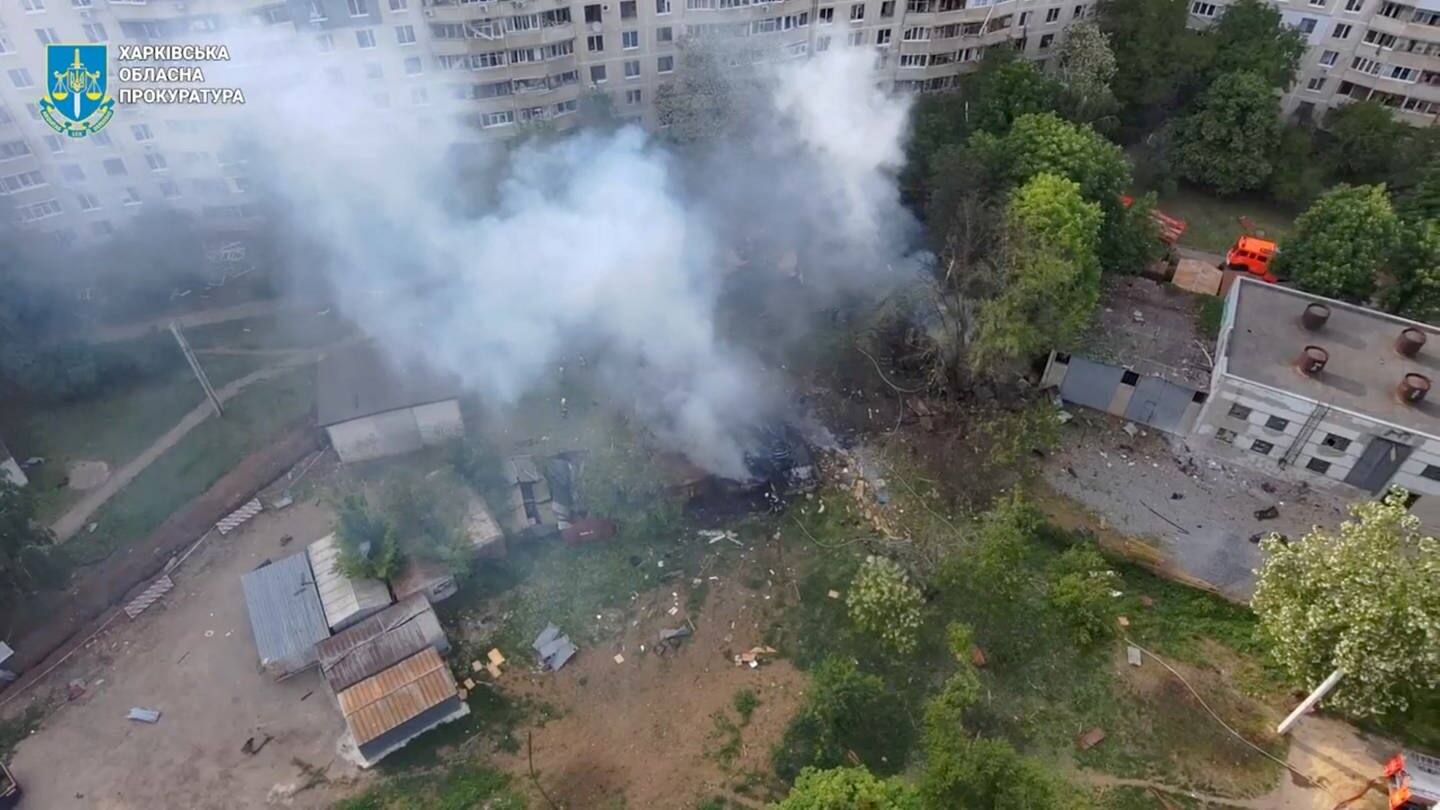 Rauch steigt über einem Wohnblock in Charkiw, Ukraine, auf nach einem russischen Luftangriff