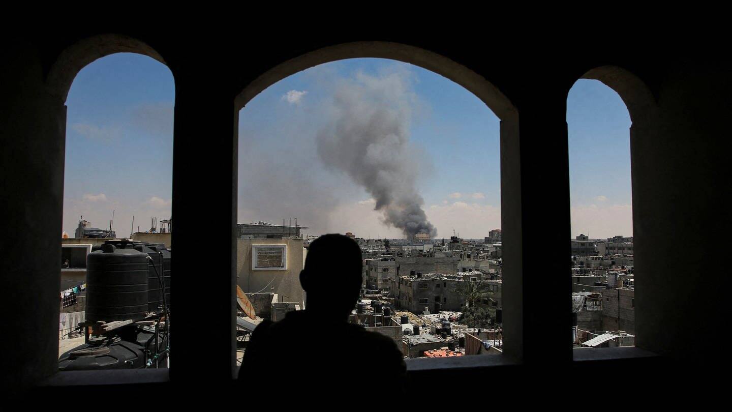 Ein Mann schaut auf eine Rauchsäule, die nach einem israelischen Luftangriff über dem östlichen Teil der Stadt Rafah im Gazastreifen aufsteigt