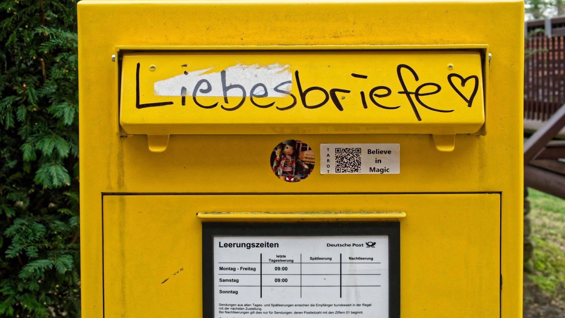 Briefkasten der Deutschen Post mit Graffiti Liebesbriefe