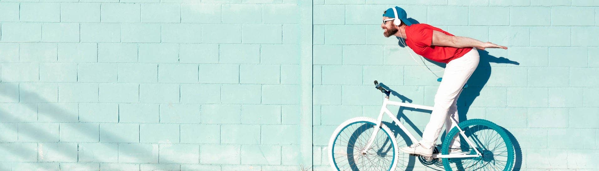 Ein Mann mit Kopfhörern auf einem Fahrrad – ob das legal ist?
