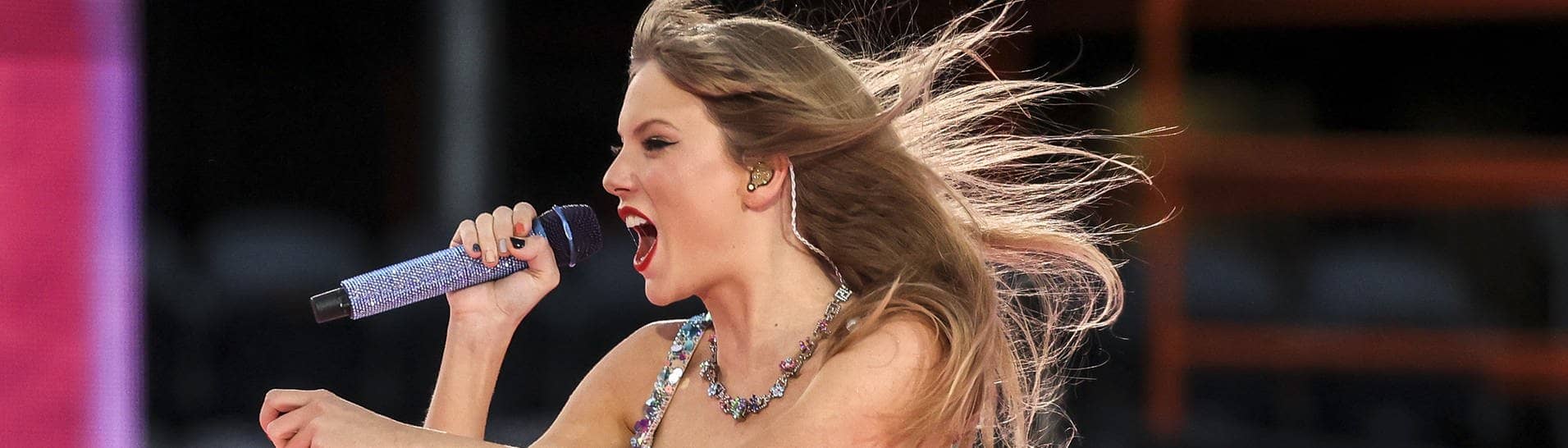 Taylor Swift tritt in Chicago im Rahmen der Eras Tour auf. Sie steht auf der Bühne in einem glitzernden kurzen Kleid.