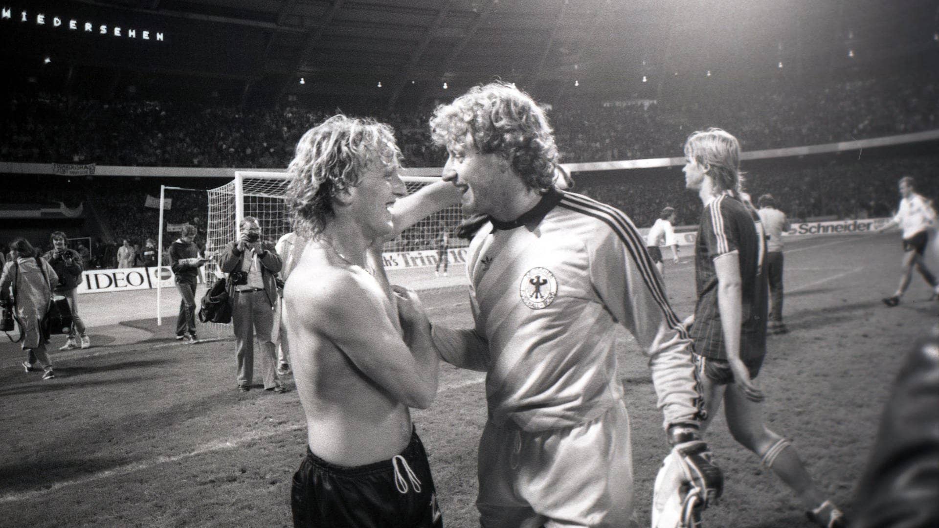 Andreas Brehme und Harald Toni Schumacher bei der WM-Qualifikation am 17.10.1984 in Köln