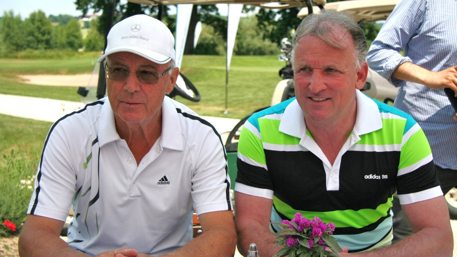 Andreas Brehme mit Franz Beckenbauer zu dessen 75. Geburtstag bei einem Golf-Charity-Cup