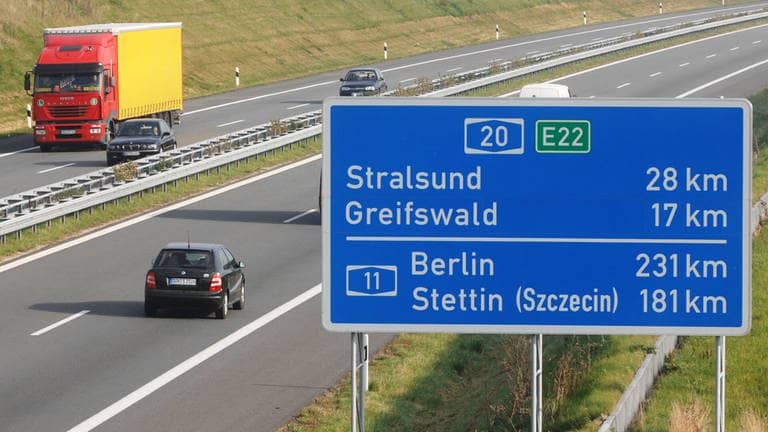 Autobahn mit Hinweisschild Entfernung nach Berlin (Foto: dpa Bildfunk, Picture Alliance)
