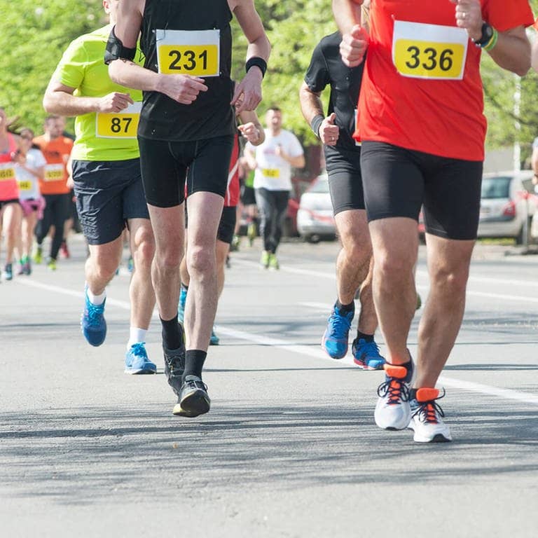 Marathon-Läufer laufen über 42 Kilometer