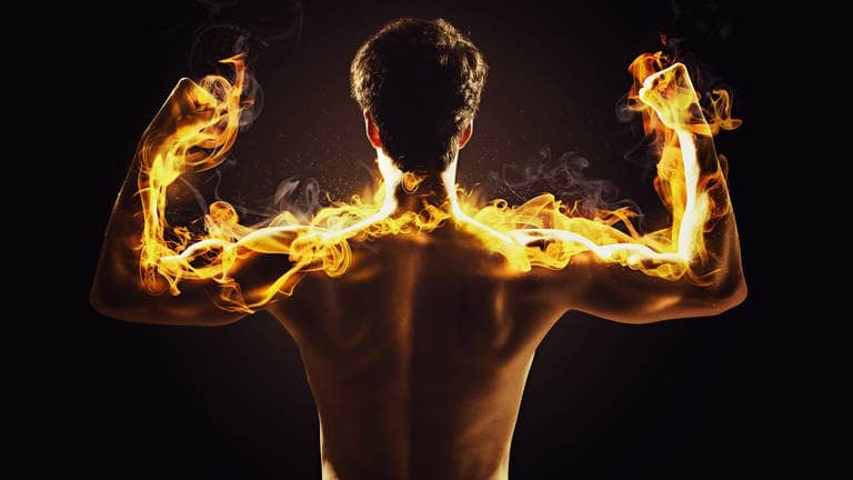 Mann zeigt seine Muskeln, sie brennen (Foto: Adobe Stock/lassedesignen)