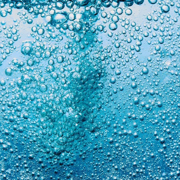 Mineralwasser mit mit Blasen aus Kohlensäure