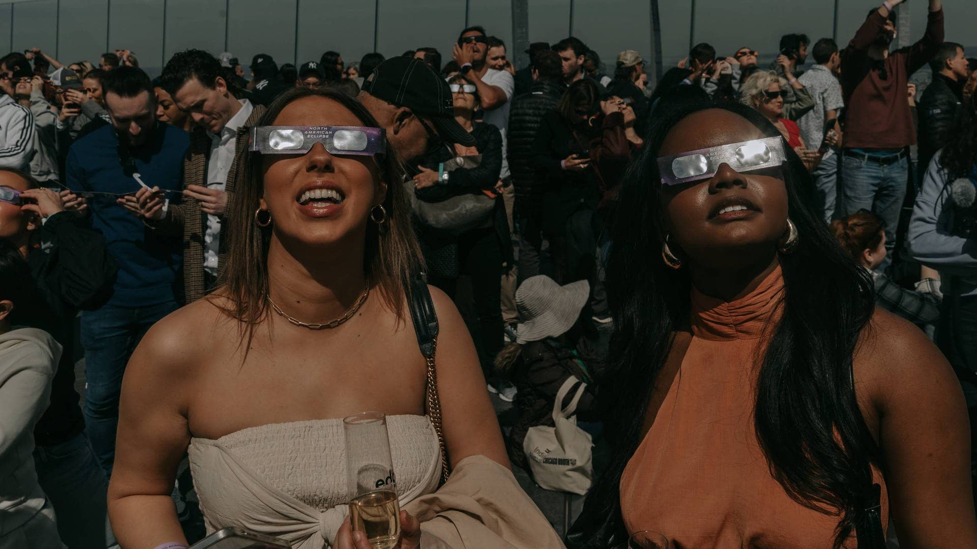 New York: Zwei Frauen verfolgen die Sonnenfinsternis.