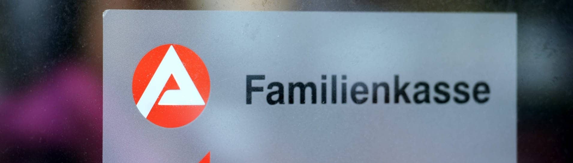 Ein Logo weist auf die Familienkasse in der Agentur für Arbeit hin.
