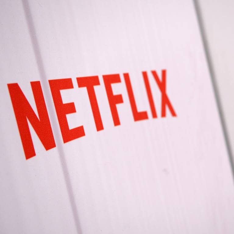 Das Logo von Netflix auf eine Wand projiziert
