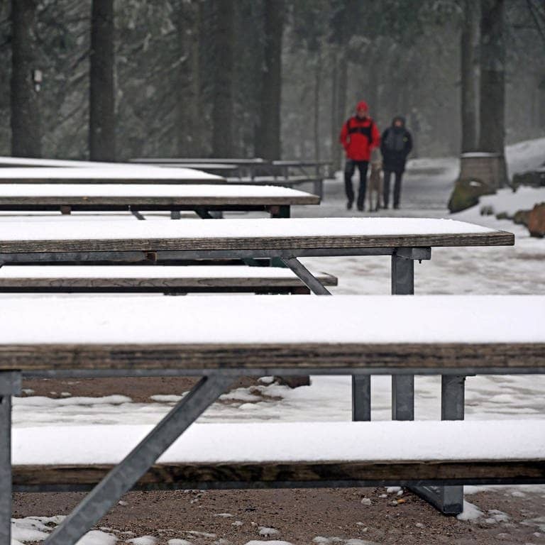 Am Mummelsee im Schwarzwald sind Tische und Bänke mit Neuschnee bedeckt. (Foto: dpa Bildfunk, picture alliance/dpa | Uli Deck)