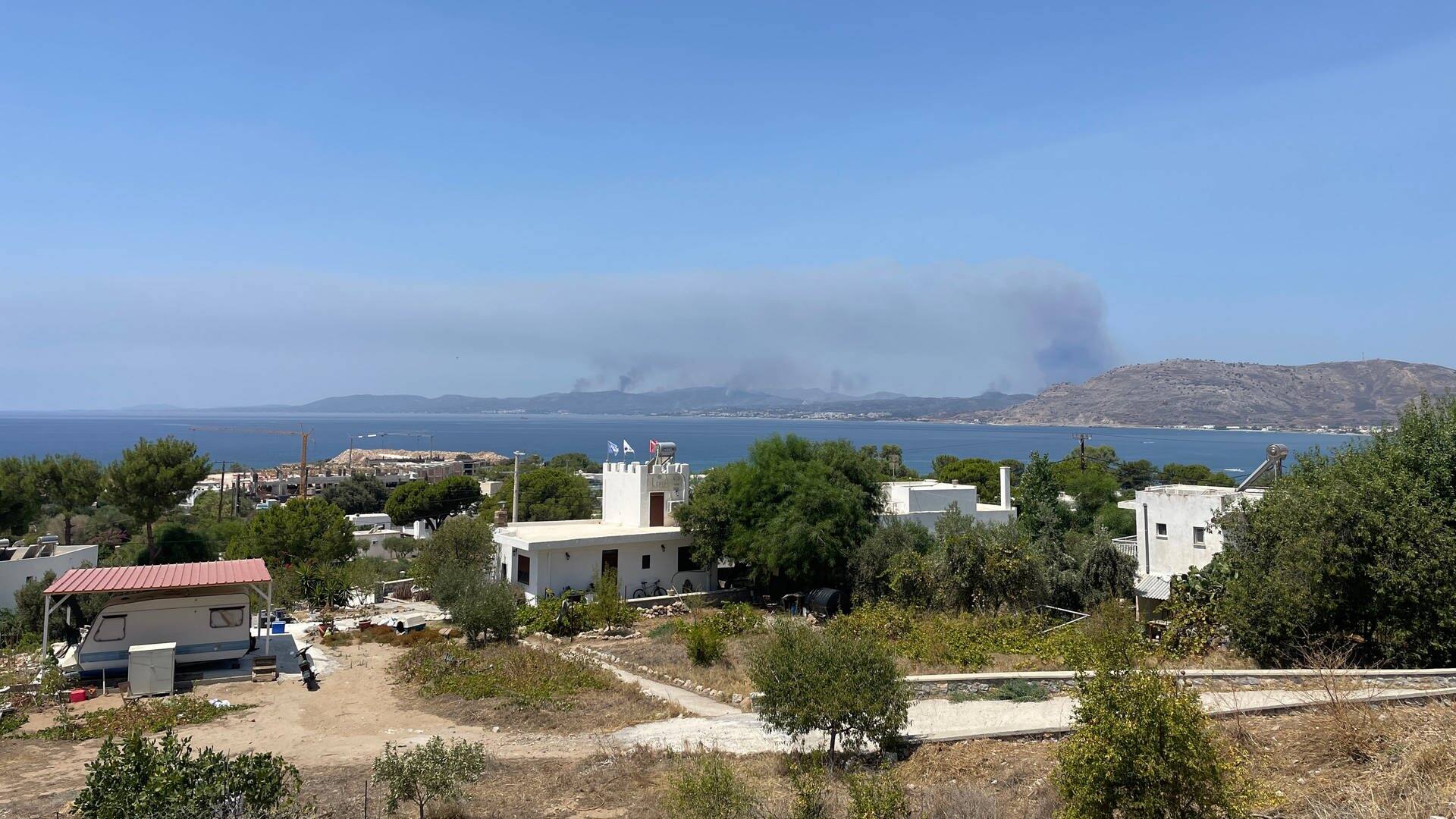 Im Süden der griechischen Insel Rhodos ist Rauch über den Waldbrandgebieten zu sehen