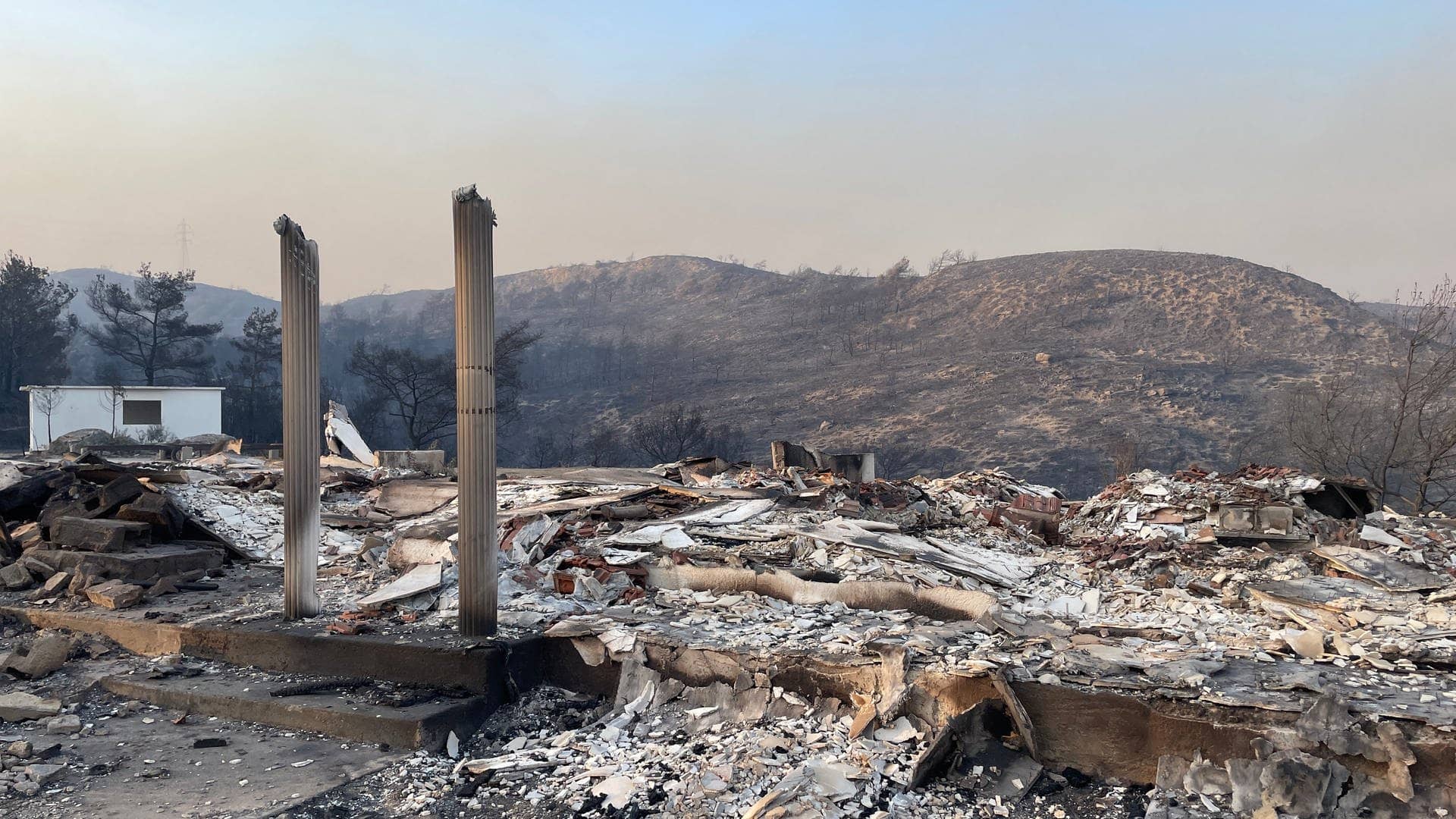 In Asklipio, einem Dorf auf Rhodos, sind nach den Waldbränden Häuser und Natur zerstört.