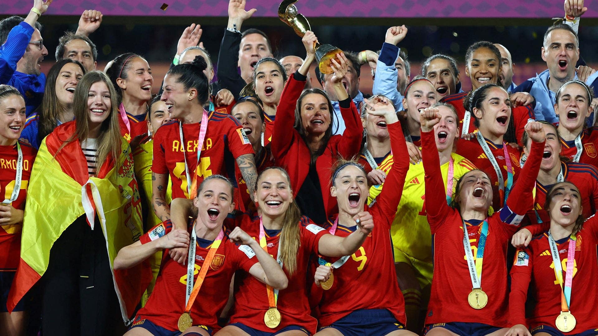 Spaniens Frauenfußballnationalmannschaft „La Furia Roja“ feiert ihren ersten WM-Sieg. 