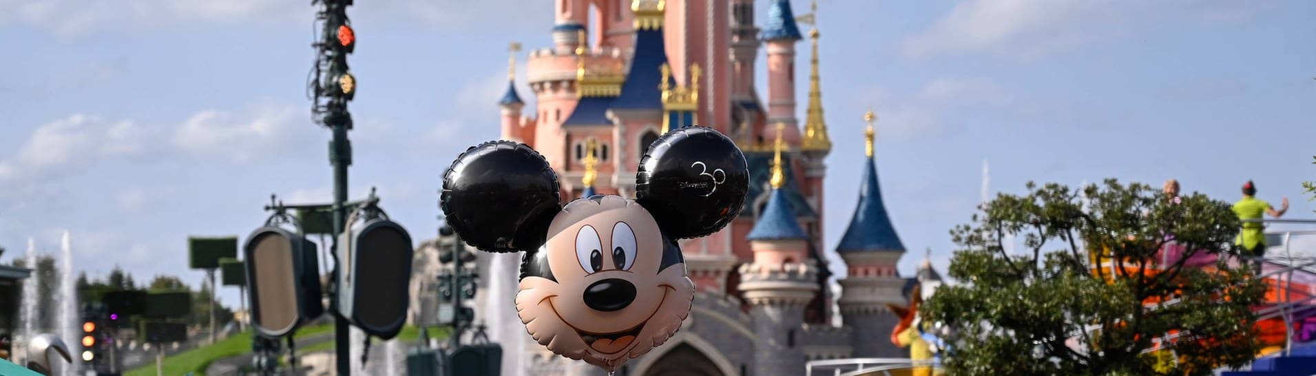 Viele Besucher im Disneyland Paris, im Hintergrund das Dornröschenschloss