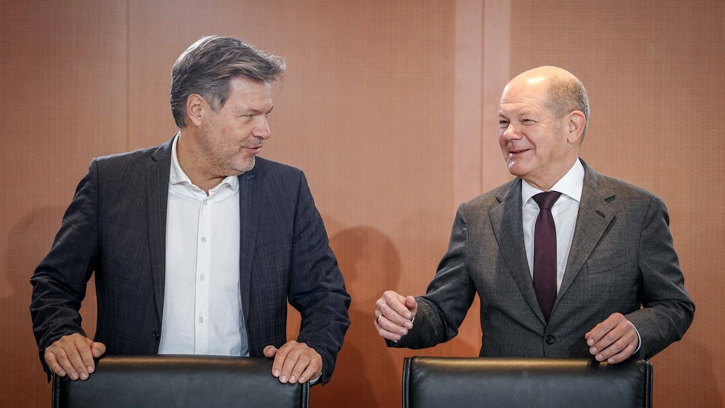 Bundeskanzler Olaf Scholz (SPD, r) und Robert Habeck (Bündnis 90Die Grünen), Bundesminister für Wirtschaft und Klimaschutz, nehmen an der Sitzung des Bundeskabinetts im Bundeskanzleramt teil.