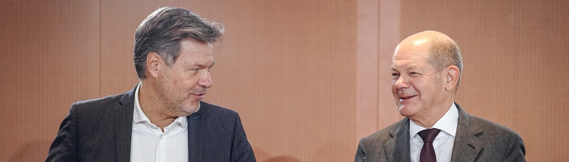 Bundeskanzler Olaf Scholz (SPD, r) und Robert Habeck (Bündnis 90Die Grünen), Bundesminister für Wirtschaft und Klimaschutz, nehmen an der Sitzung des Bundeskabinetts im Bundeskanzleramt teil.