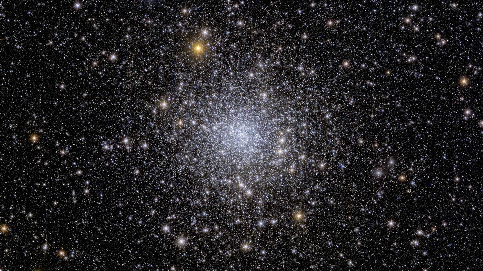 Jetzt sind wir schon über 7.000 Lichtjahre von der Erde entfernt – aber immer noch in unserer Heimatgalaxie, der Milchstraße: „Euclid“ zeigt uns den Kugelsternhaufen NGC 6397 im Sternbild Altar. 