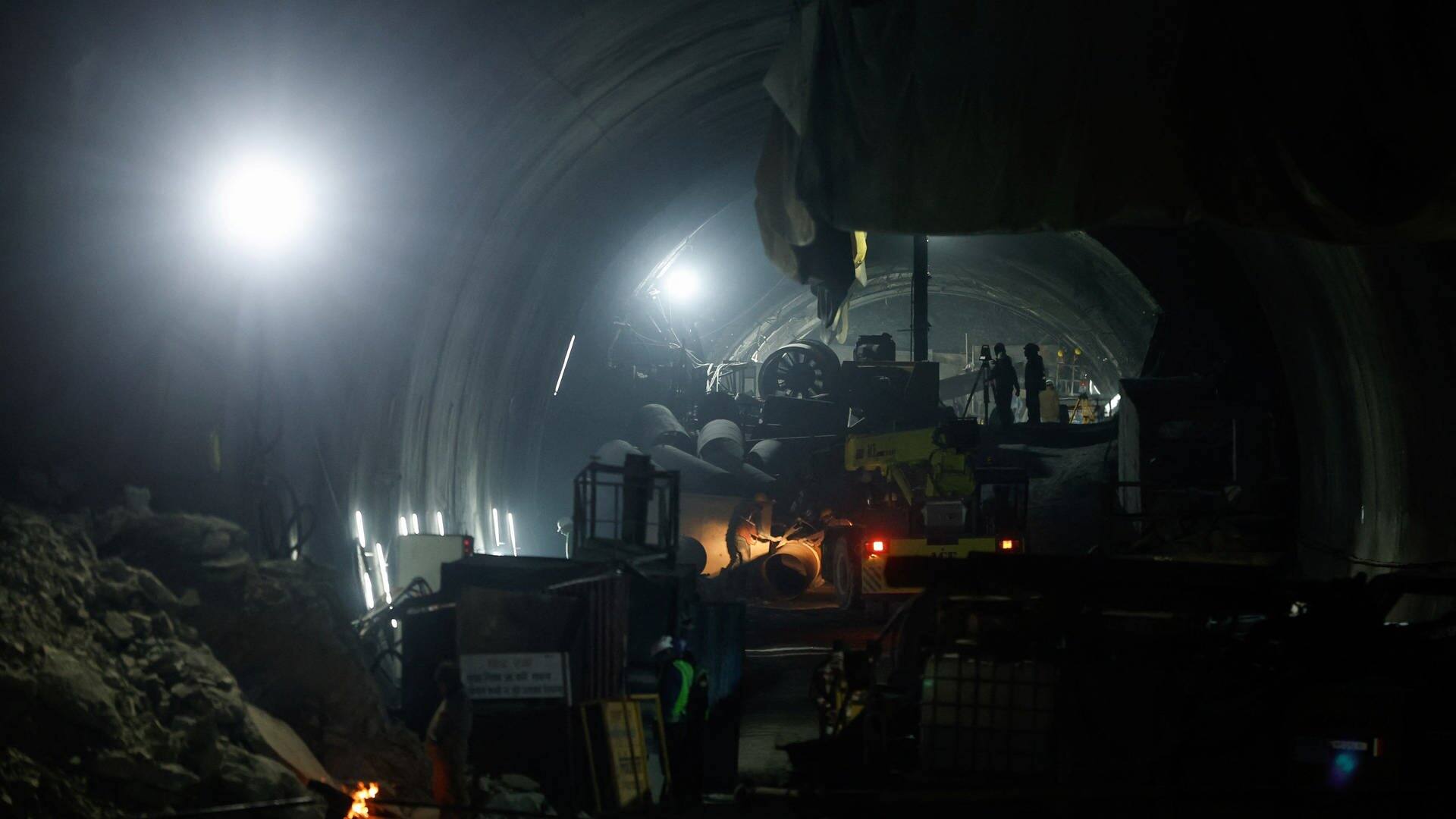 Rettungsarbeiten innerhalb des Tunnels in Indien, der teilweise eingestürzt ist