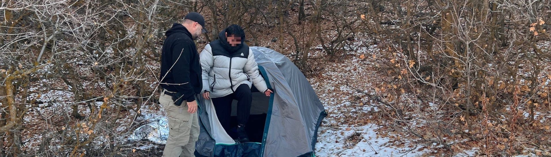 Ein 17-jähriger chinesischer Austauschschüler wird in der verschneiten Wildnis von Utah in einem Zelt von einem Polizisten gefunden.