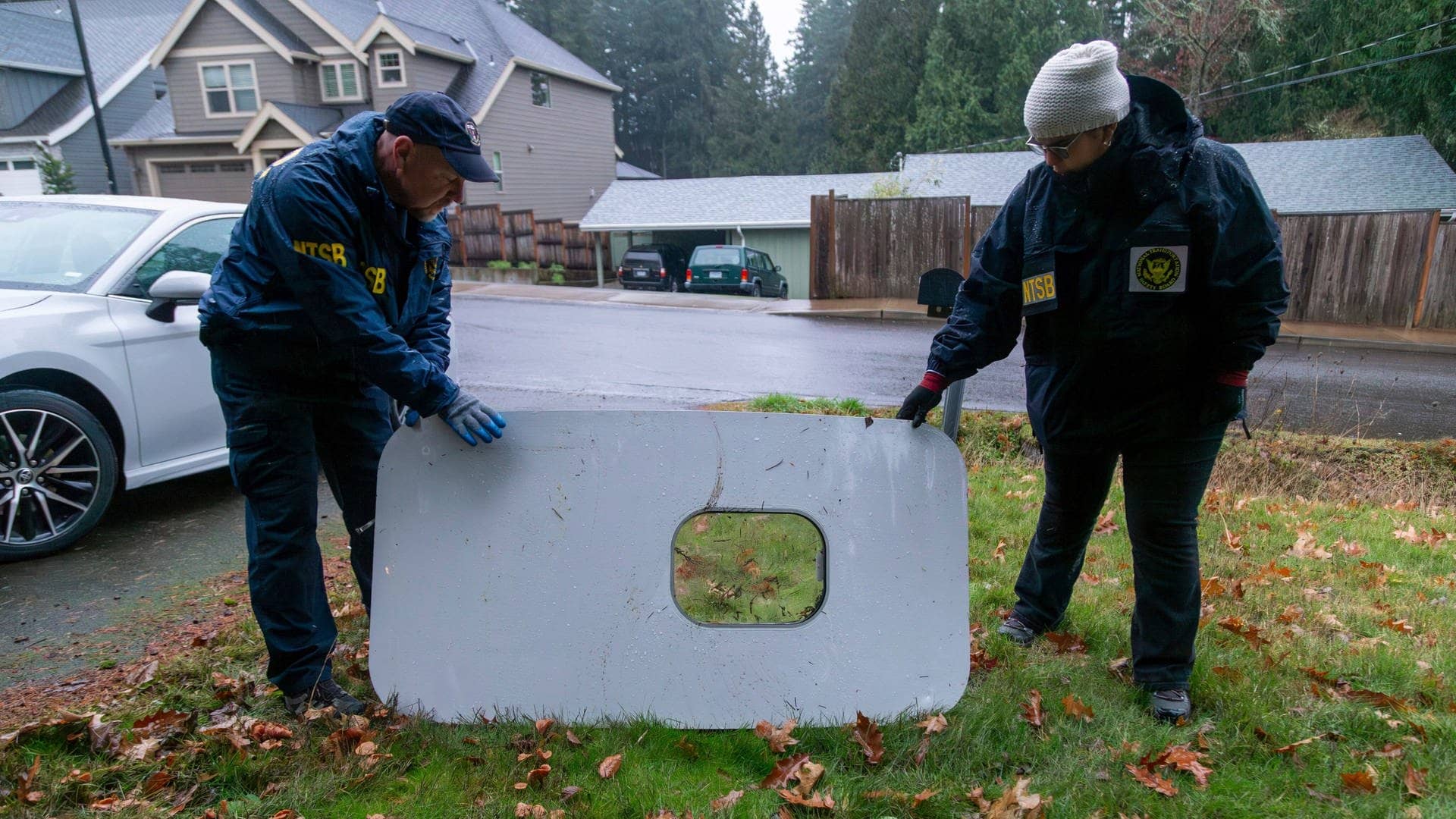 Dieses vom National Transportation Safety Board veröffentlichte Foto zeigt den Türstopfen von Alaska Airlines Flug 1282. Das Kabinenteil einer Boeing 737 MAX 9 von Alaska Airlines, das während eines Fluges in den USA abgerissen war, ist gefunden worden.