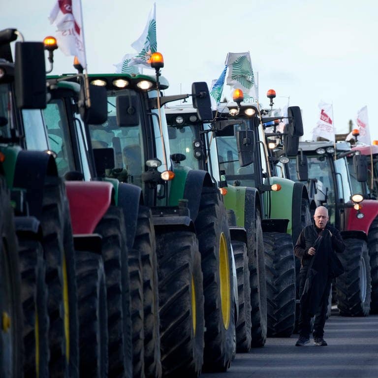 Landwirte versammeln sich südlich von Paris, bevor sie eine nach Paris führende Autobahn blockieren.