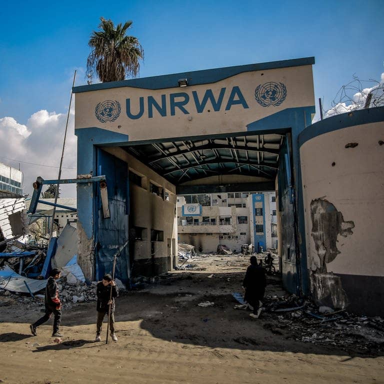 Palästinenser begutachten die Schäden an den Gebäuden des Hilfswerks der Vereinten Nationen für Palästinaflüchtlinge (UNRWA) auf dem Weg zurück in ihre Häuser, nachdem sich die israelische Armee aus dem Norden von Gaza-Stadt zurückgezogen hat. (Foto: dpa Bildfunk, picture alliance/dpa | Omar Ishaq)